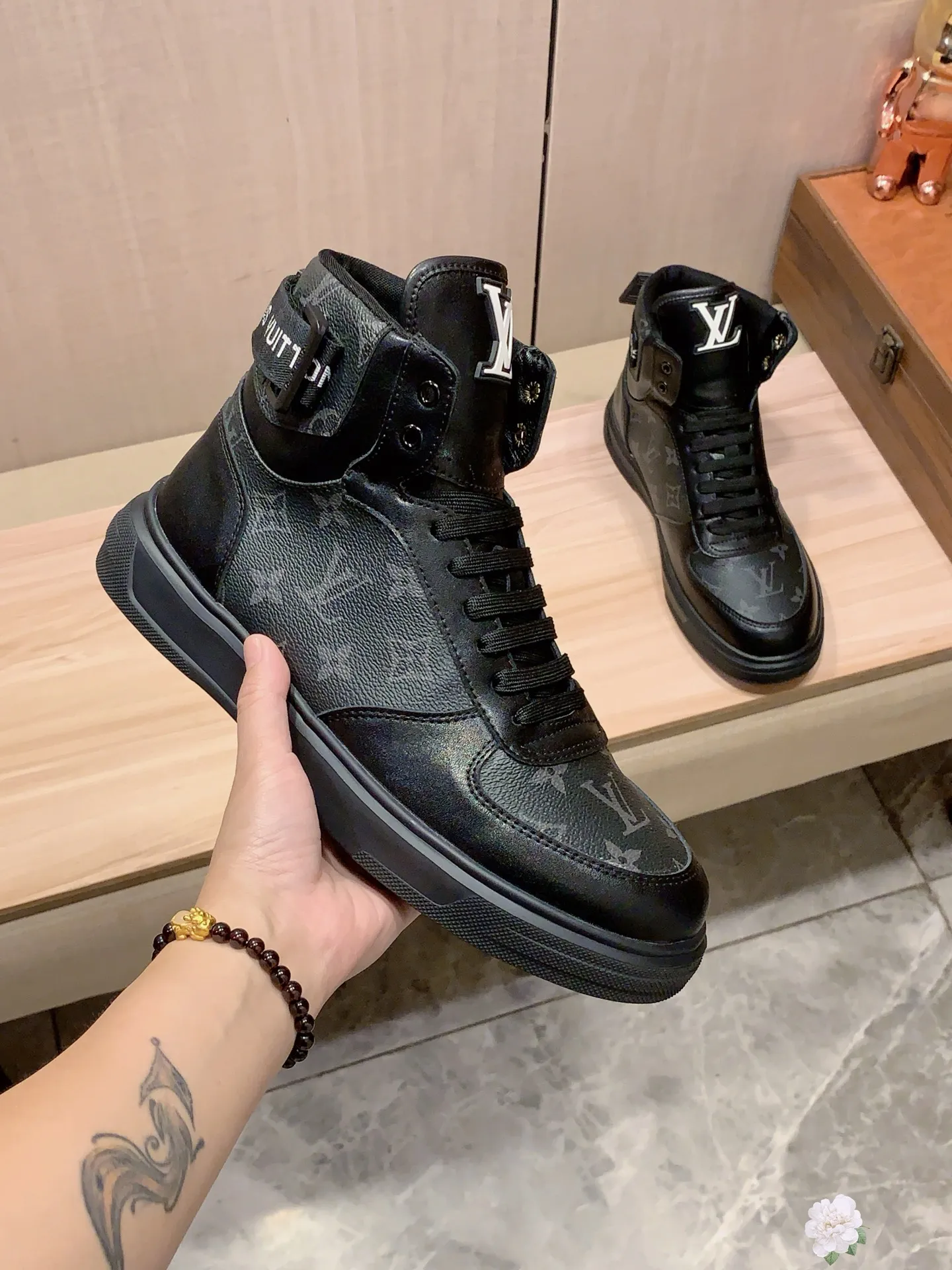 High-top men's shoes 💰442💰💰🎩🎩[Lightning][Lightning] "LV*" latest • popular casual shoes, top brand [seduce] luxury~purchase, top~quality. [Strong] The upper is made of imported breathable cowhide with fabric material ➕ Breathable sheepskin feet (•) and fine workmanship. The original stylish and stylish soft rubber wear-resistant and non-slip outsole is light and comfortable on the feet. The real thing looks better when taken in real life. 111: code: 38-44, 2️⃣ colors selected